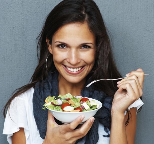 Saladas e outros alimentos leves podem matar a fome noturna e evitar o inchaço na manhã seguinte (Foto: Think Stock)