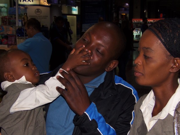 Imigrante haitino reencontra família no RS (Foto: João Laud/RBS TV)