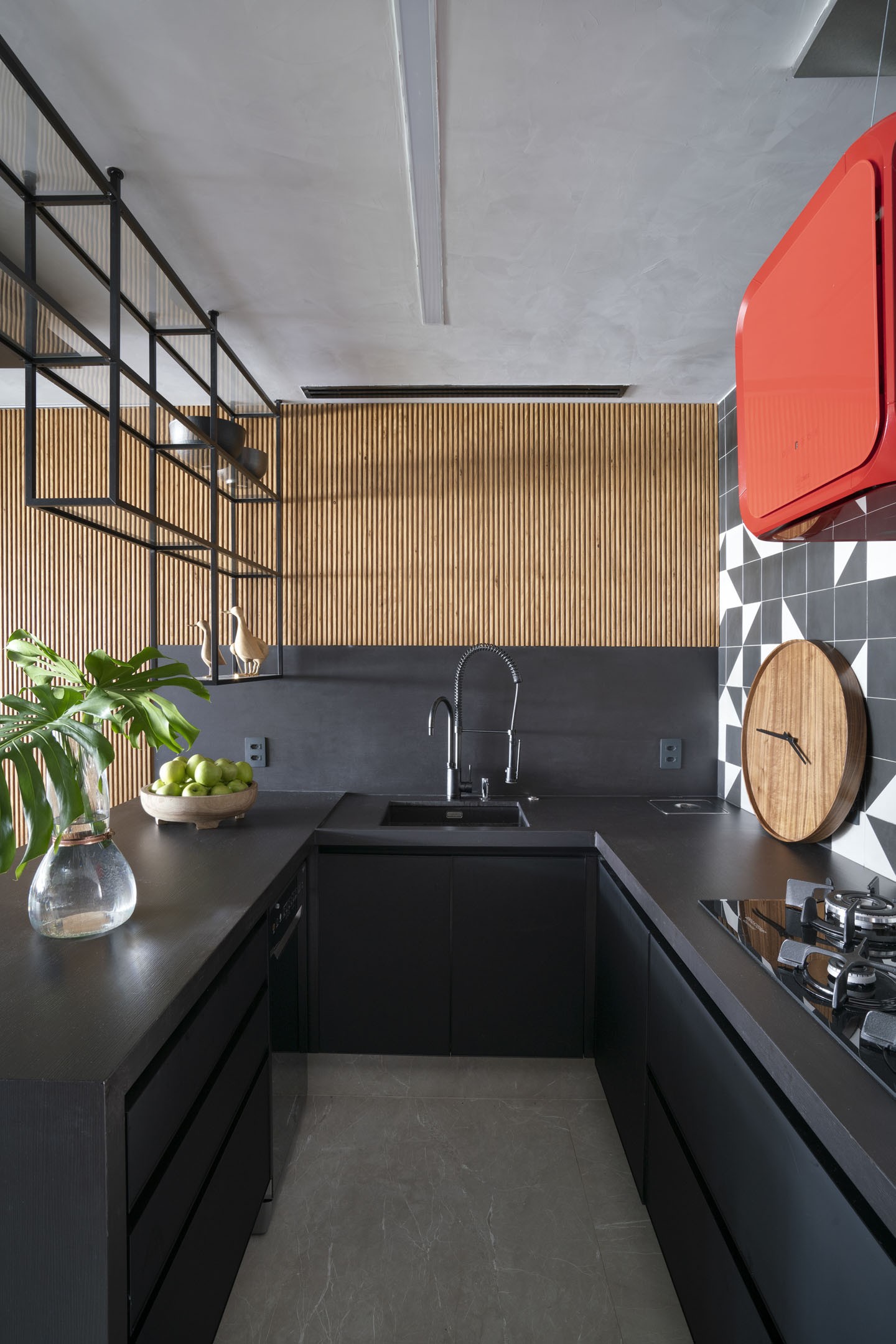 Décor do dia: cozinha integrada em preto, vermelho, cinza e madeira (Foto: Juliano Colodeti/MCA Estúdio)