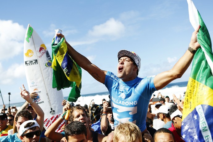 Adriano de Souza é carregado pela torcida após se tornar Campeão Mundial de Surfe em 2015 (Foto: Divulgação)