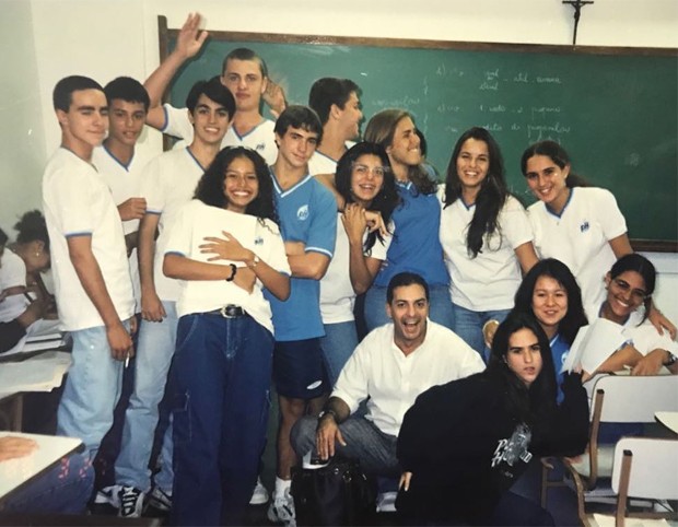 Tatá Werneck (à frente, de capuz) com amigos do colégio (Foto: Reprodução/Instagram)
