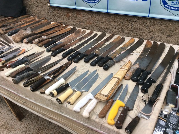 Cerca de 200 facas artesanais foram apreendidas no Presídio de Passo Fundo (Foto: Eder Calegari/RBS TV)