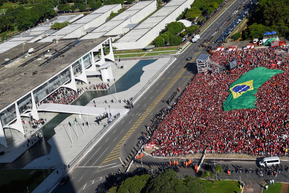 Apoiadores do novo presidente do Brasil, Luiz Inácio Lula da Silva, se reúnem em frente ao Palácio do Planalto, em Brasília, Brasil, 1º de janeiro de 2023 — Foto: REUTERS/Jacqueline Lisboa