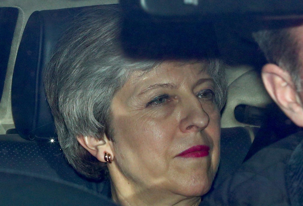 Primeira-ministra Theresa May é vista em carro perto do Parlamento nesta quarta-feira (27) — Foto: Hannah McKay/Reuters