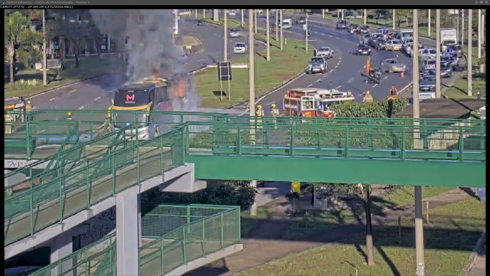 Ônibus com time de futebol feminino pega fogo na EPTG, no DF — Foto: Reprodução/TV Globo