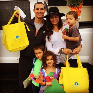 Camila Alves e a família celebram o dia doando alimentos para idosos em necessidade