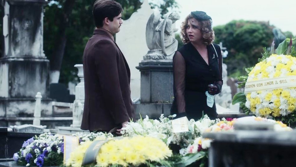 Marion (Ellen Rocche) é abordada por Alfredo (Nicolas Prattes) no núcleo de Júlio (Antonio Calloni) — Foto: Globo