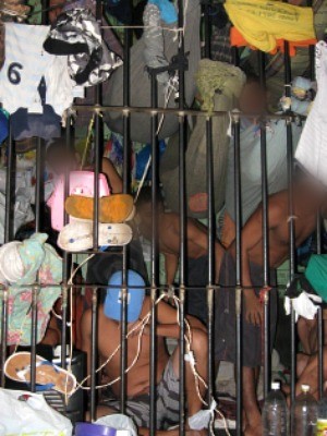 37 presos estão distribuídos nas duas celas da Delegacia de Iranduba (Foto: Divulgação/Sinpol-AM)