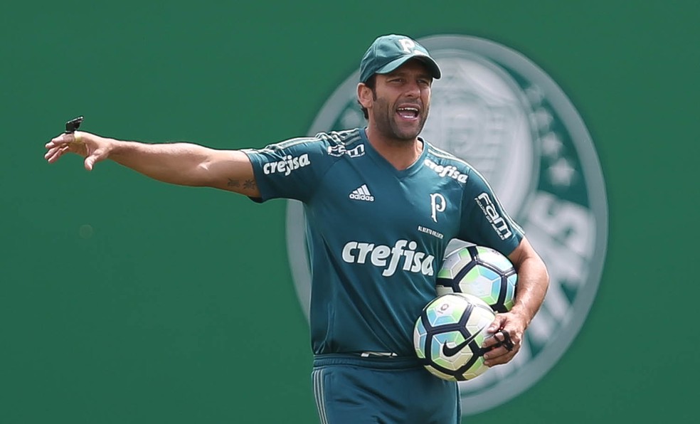 Alberto Valentim durante treino do Palmeiras (Foto: Cesar Greco/Ag. Palmeiras)