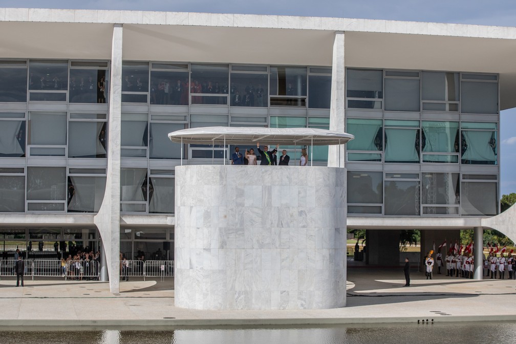 Do Parlatório, Bolsonaro saúda o público na Praça dos Três Poderes — Foto: Fábio Tito/G1
