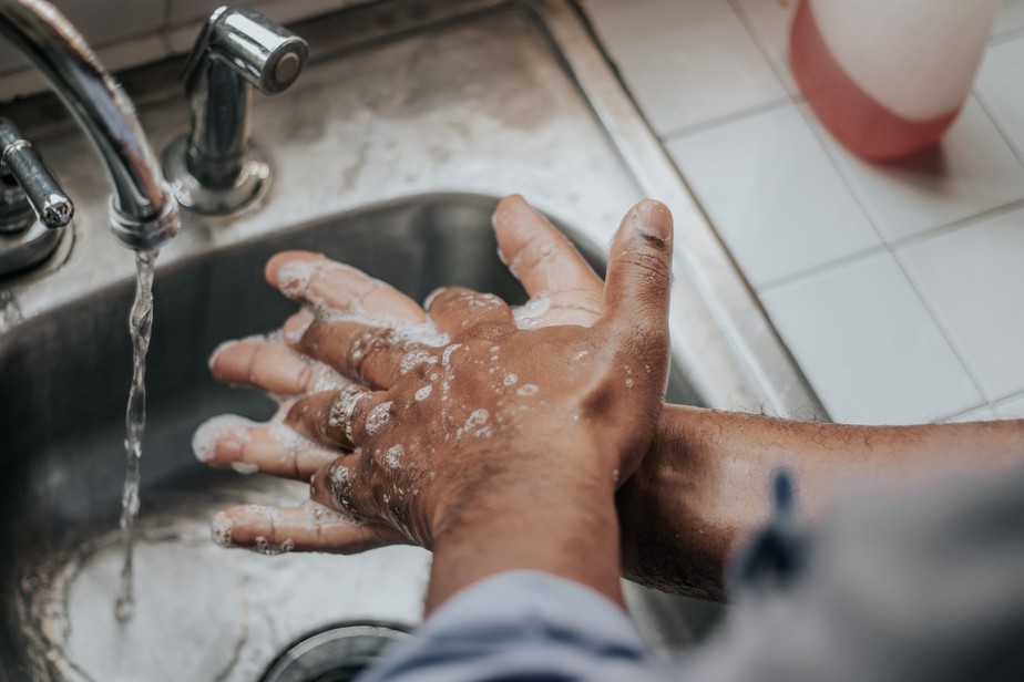 Lavar e secar entre os dedos é uma medida eficaz contra a proliferação de bactérias