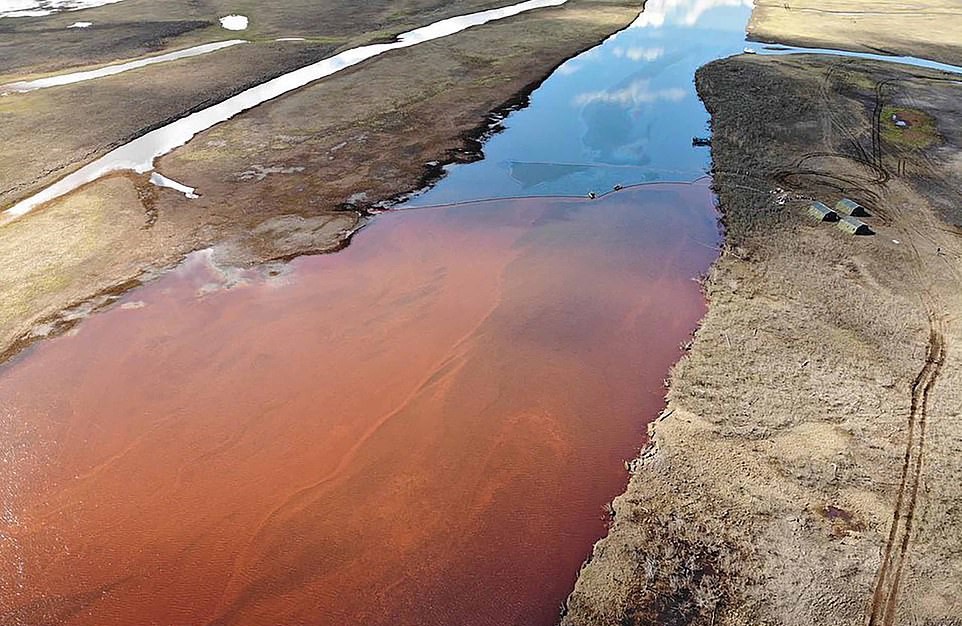 Derramamento de diesel em rio na Sibéria (Foto: Instagram/Norilsk Nickel/Divulgaçaão)