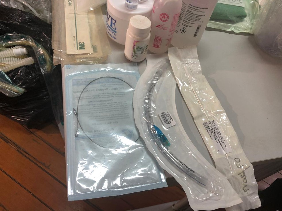 Fiscalização apreende material de saúde com validade vencida em hospital de Pirajuí — Foto: Fernando Savioli/TV TEM
