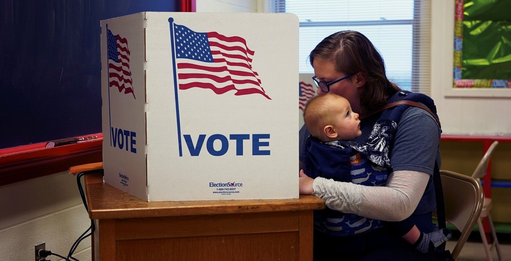 Eleitora do Iowa vota nesta terça-feira (6) — Foto: REUTERS/KC McGinnis