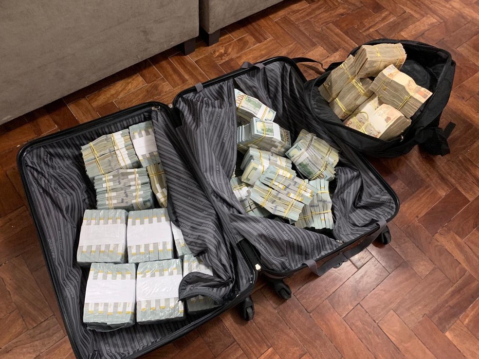 Malas cheias de dinheiro foram encontrados durante a Operação Alba Virus — Foto: Polícia Federal 