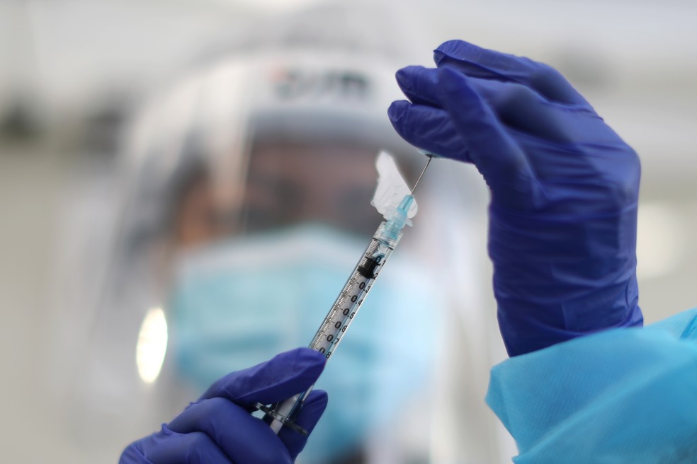 Profissional de saúde se prepara para aplicar a vacina da Pfizer e da BioNTech em Los Angeles, nos Estados Unidos, no dia 7 de janeiro de 2020 — Foto: Lucy Nicholson/Reuters