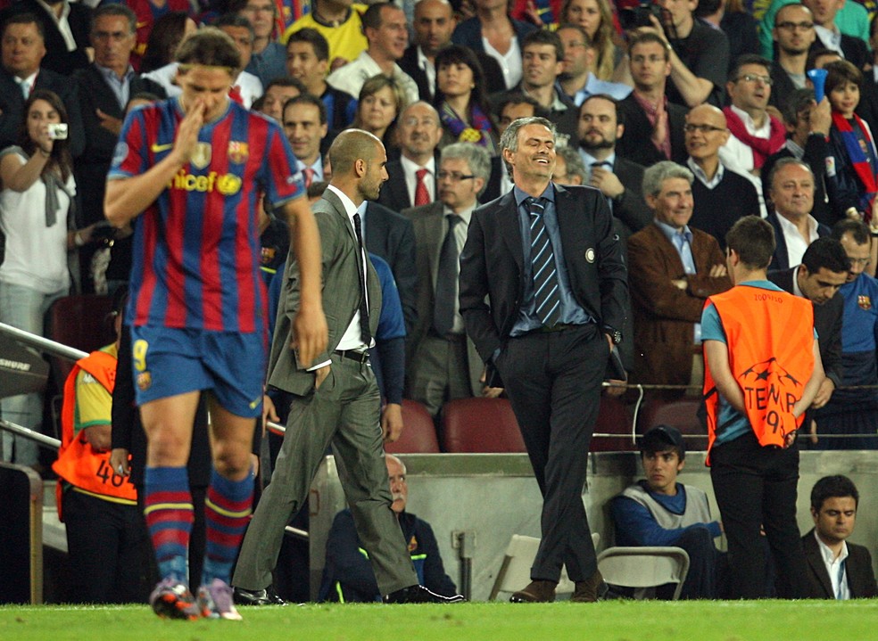 Mourinho e Guardiola tiveram uma de suas noites de rivalidade na semifinal entre Inter e Barcelona — Foto: Getty Images