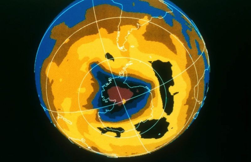 O buraco na camada de ozônio abre-se sobre a Antártida toda primavera para fechar-se novamente no verão (Foto: Getty Images via BBC News)