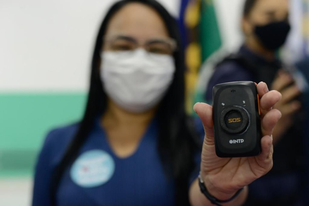 "Botão do pânico" é instalado nos celulares das vítimas de violência doméstica para ajudar no cumprimento de medidas protetivas — Foto: Prefeitura de Ipojuca/Divulgação