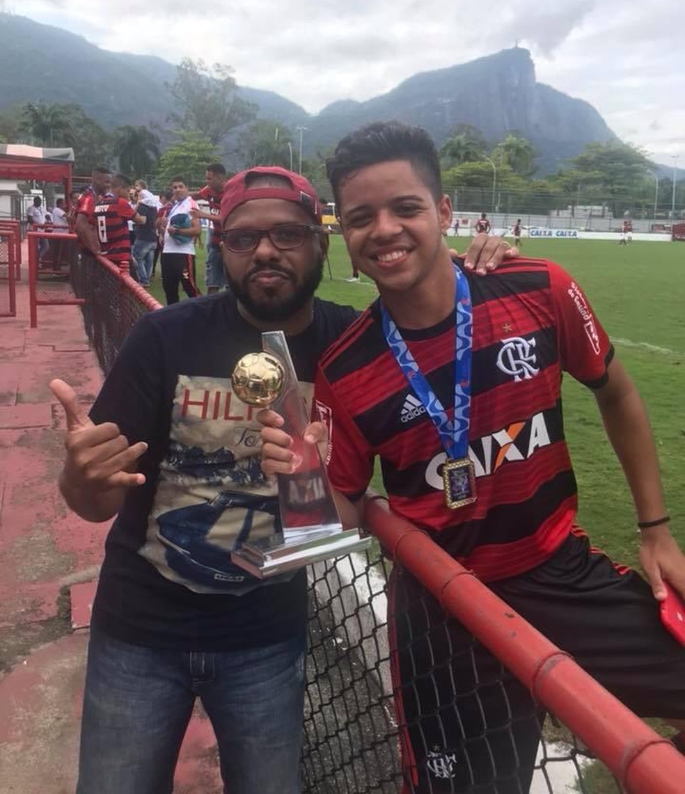 João Gabriel ao lado do pai; jovem de 18 anos está no time sub-20 do Flamengo — Foto: Arquivo Pessoal