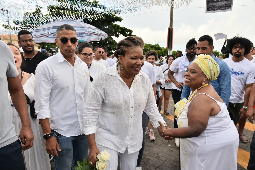 Ministra Margareth é cumprimentada em Salvador — Foto: Max Haack/Ag Haack