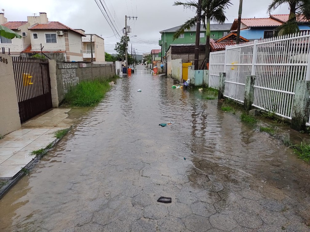 Travessa Nildo Neponoceno Fernandes, no bairro Ingleses, em Florianópolis, nesta quinta-feira (21) — Foto: Paulo Muller/ NSC TV