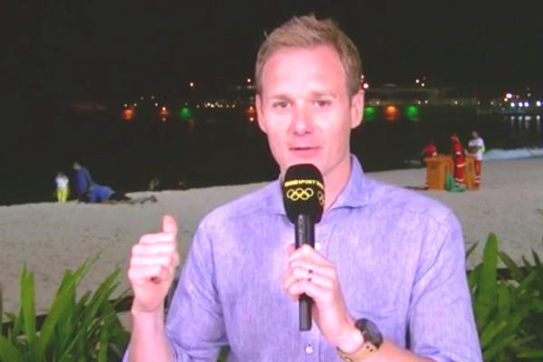 O apresentador da BBC com o casal ao fundo em Copacabana (Foto: Twitter)