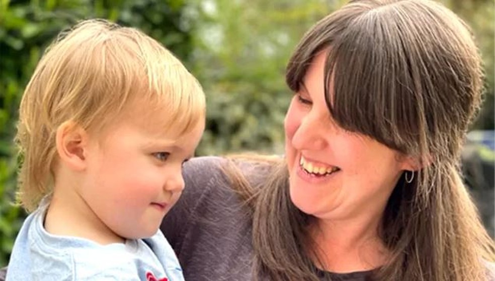 Rebecca diz que seu filho, Noah, ficou muito doente em pouco tempo — Foto: BBC