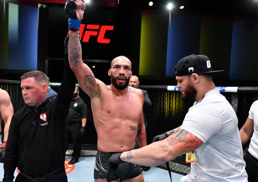 Bruno Blindado venceu Andrew Sanchez por nocaute aos 2m35s do R3 — Foto: Getty Images