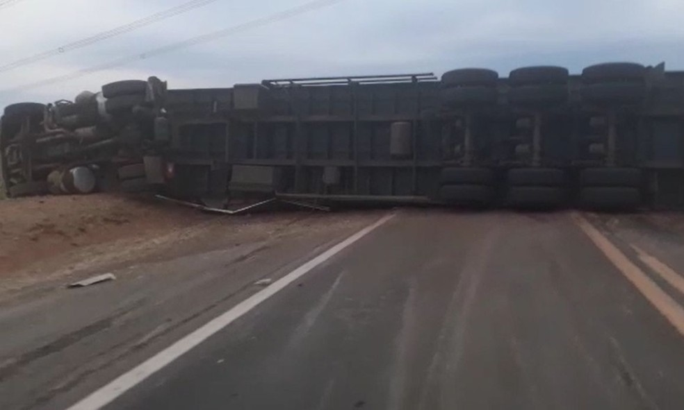 Caminhão ficou atravessado e bloqueou a pista entre Getulina e Guaimbê  — Foto: Felipe Modesto / TV TEM 