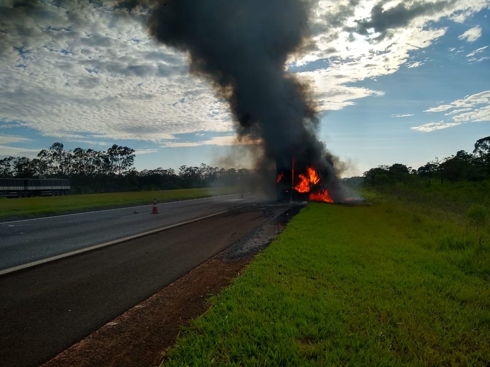 Carreta que pegou fogo na Rodovia Castello Branco transportava carga de roupas  — Foto: Arquivo Pessoal 