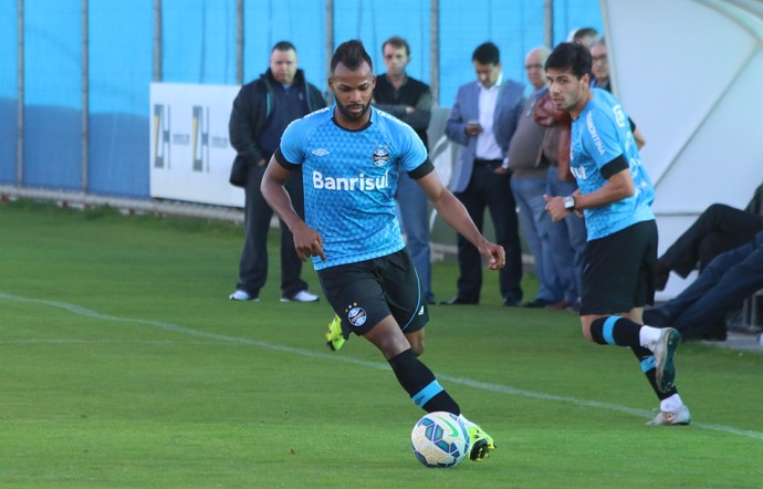 Sem titulares, Fernandinho e Maxi se destacam em treino do Grêmio