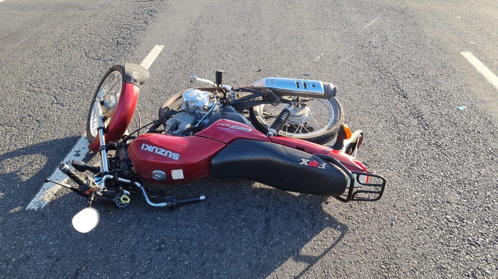 Motociclista de 20 anos morre após perder controle do veículo na Av. Octávio Mangabeira, em Salvador — Foto: Rildo de Jesus/TV Bahia