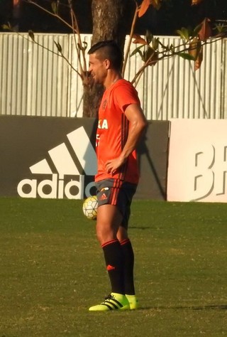 Diego faz primeiro treino tático com os novos companheiros de Flamengo