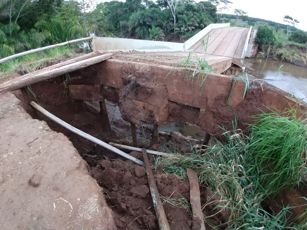 Espaço de 12 metros apontado pelo secretário de Infraestrutura que tem em mais de 40 projetos em MS (Foto: Ariovaldo Dantas/TV Morena)