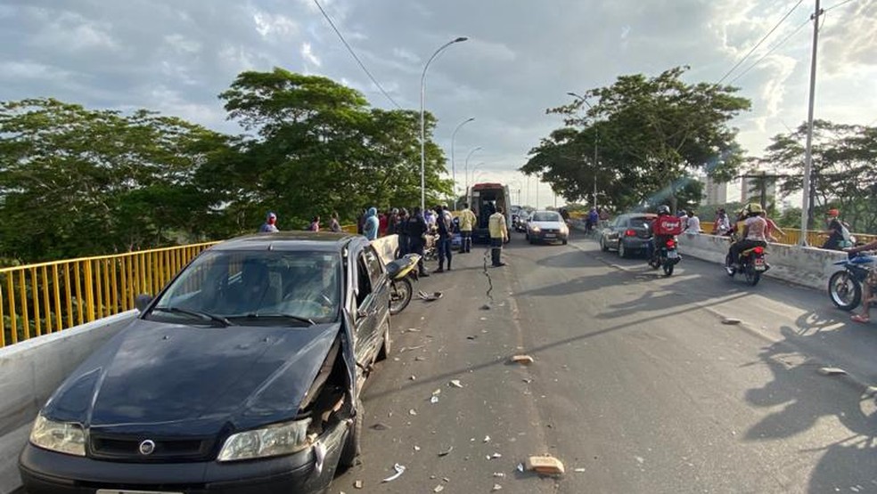 Condutor do carro preto e o motociclista foram levados para um hospital de Teresina — Foto: Hélder Vilela /TV Clube