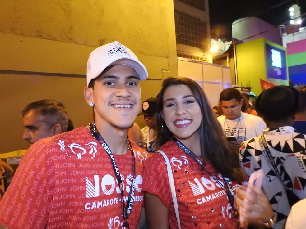 Pedro curtindo o domingo de Carnaval na Sapucaí — Foto: Fred Gomes 