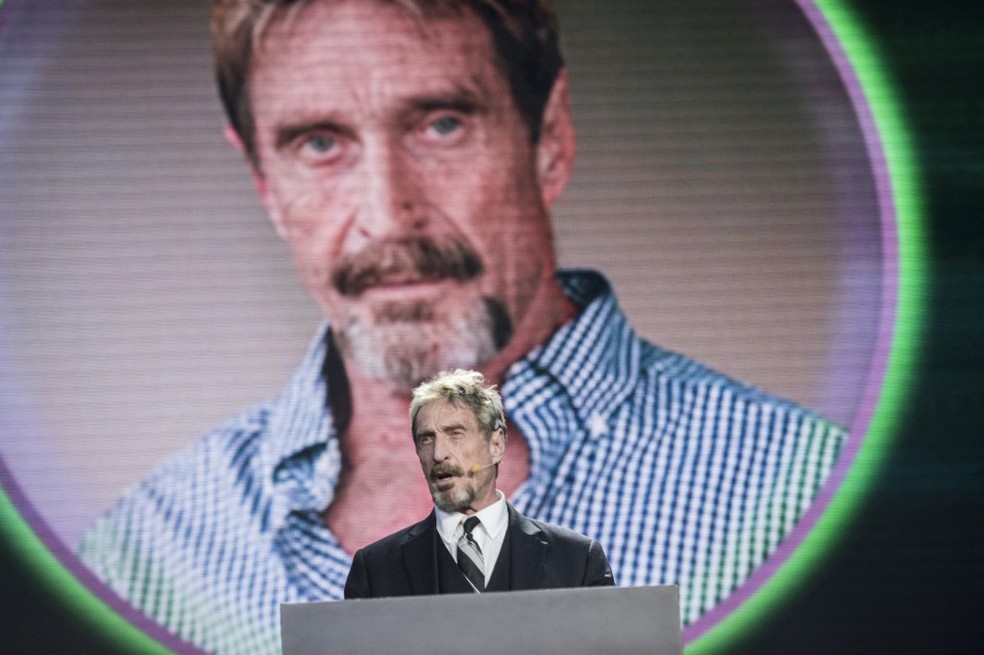 Foto de 2016 mostra John McAfee falando durante uma conferência em Pequim — Foto: Fred Dufour/AFP