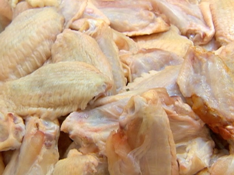 Carne de frango tem queda no preço devido à desvalorização do dólar — Foto: Reprodução/TV Fronteira