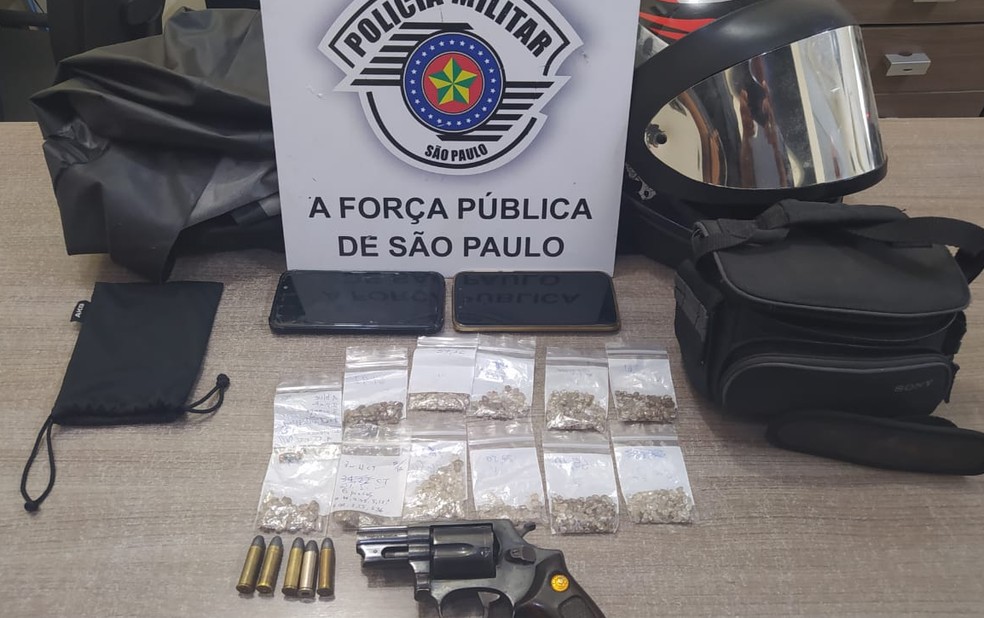 Dupla é detida com diamantes roubados avaliados em mais de R$ 20 mil em Assis — Foto: Polícia Militar/Divulgação
