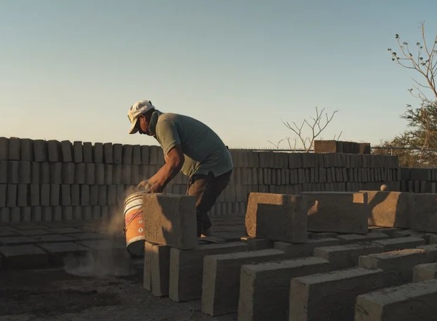 Processo de produção dos tijolos sustentáveis pela marca de tequila de Kendall Jenner (Foto: Divulgação 818 Tequila)