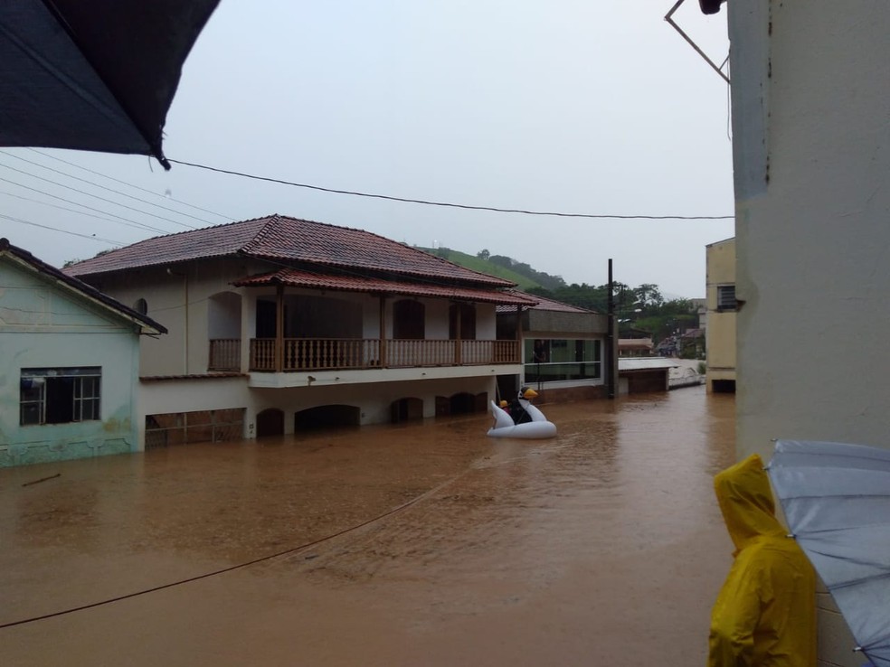 Localidades de Guiricema estão inundadas por conta de cheia do Rio dos Bagres — Foto: Defesa Civil/Divulgação