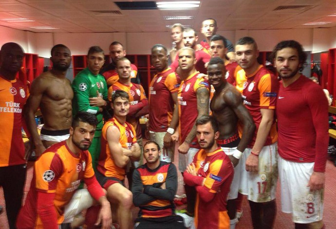 Felipe Melo provoca rivais, e torcida do Besiktas invade o campo na Turquia