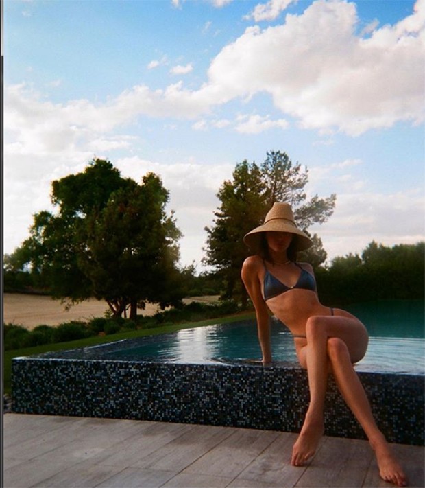 Kendall Jenner curte dia na piscina (Foto: Reprodução/Instagram)