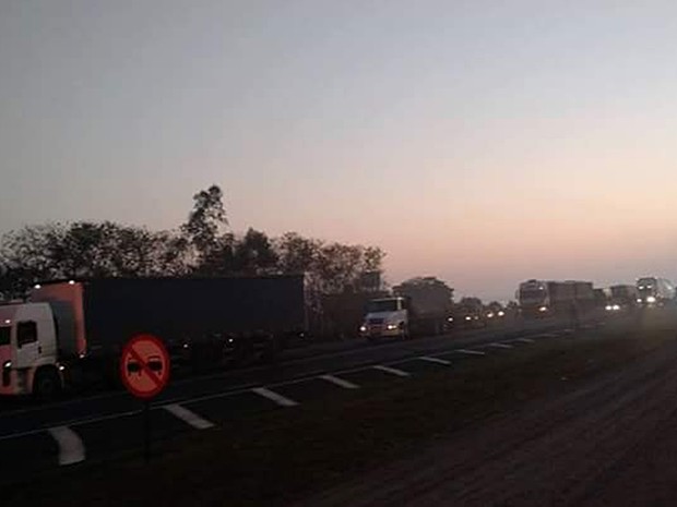 Congestionamento chegou a 10km em trecho da pista (Foto: Reprodução/Facebook/Eu Curto Cerquilho)