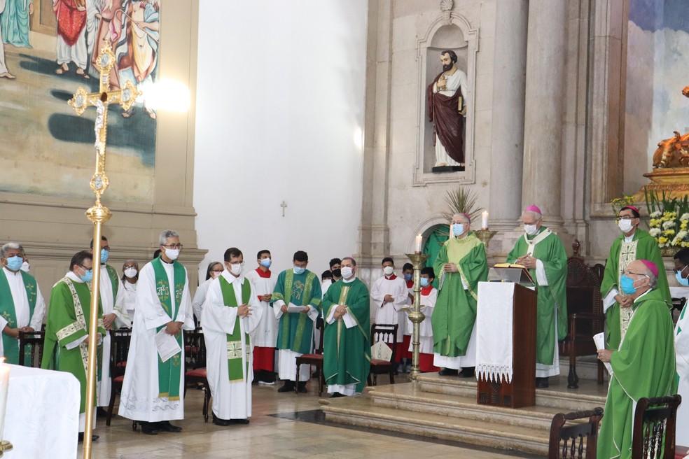 Arcebispo, j&aacute; com o p&aacute;lio em seus ombros, preside a celebra&ccedil;&atilde;o.  &mdash; Foto: &Eacute;rico Pena/Arquidiocese de Manaus