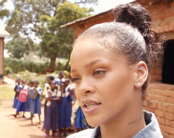 Rihanna no Malaui (Foto: Reprodução Youtube)