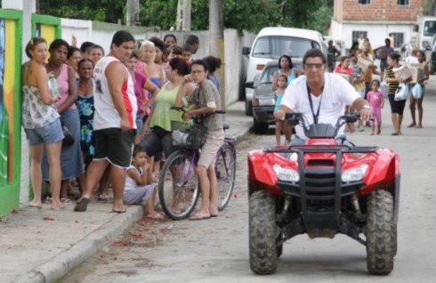 Zeca Pagodinho com seu quadriciclo numa rua de Xerém, em 2013