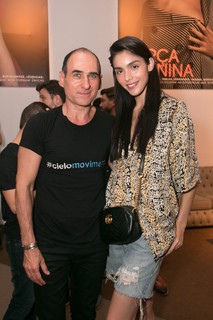 O estilista Amir Slama e a modelo Marcela Thomé (Foto: Marcos Rosa)