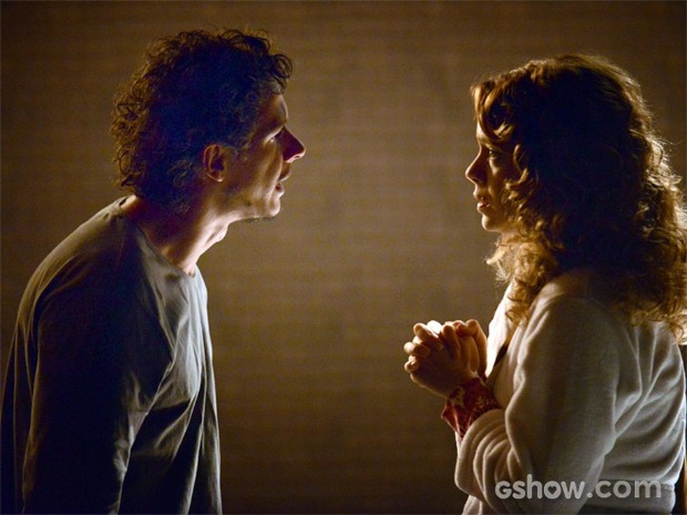 Em 'Império', Elivaldo (Rafael Losso) é preso e Cristina (Leandra Leal) promete tirar o irmão da cadeia — Foto: Raphael Dias/Gshow